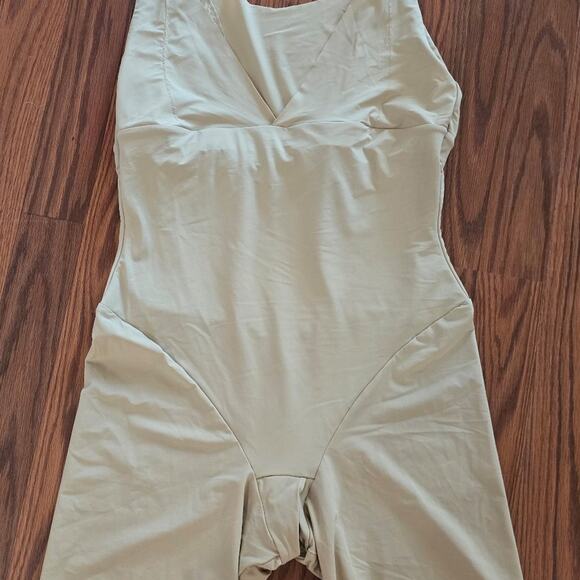 Maidenform Tops - Maidenform Shapewear Singlet Body Shaper Sz XL Beige
